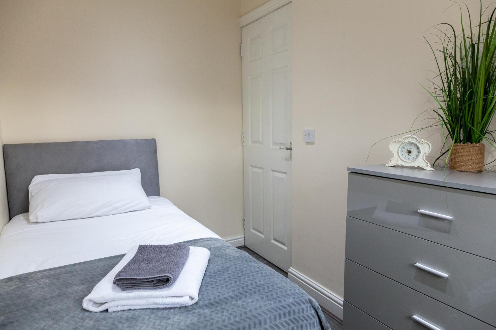 Pinfold Court Apartments Ноусли Экстерьер фото