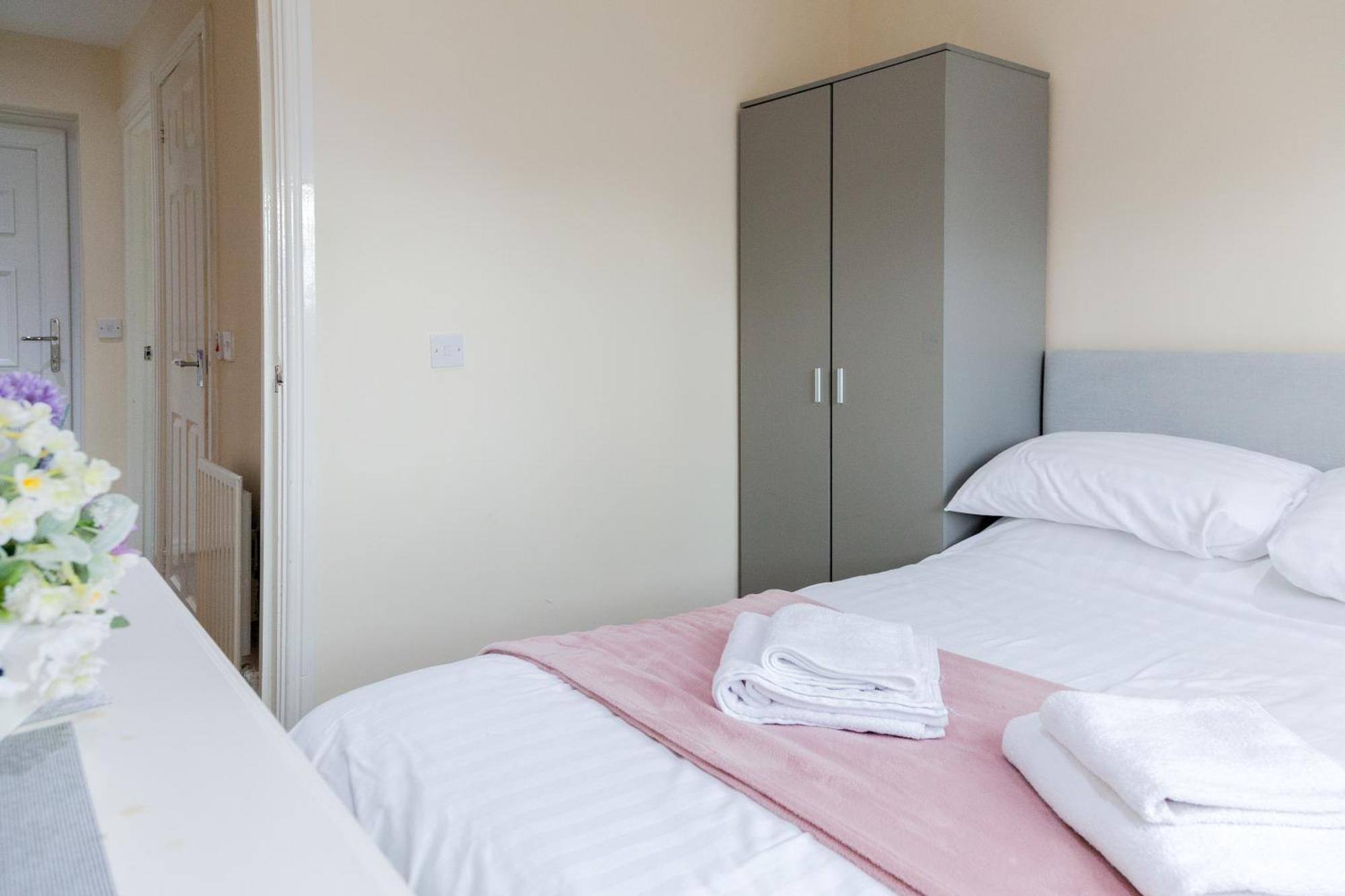 Pinfold Court Apartments Ноусли Экстерьер фото