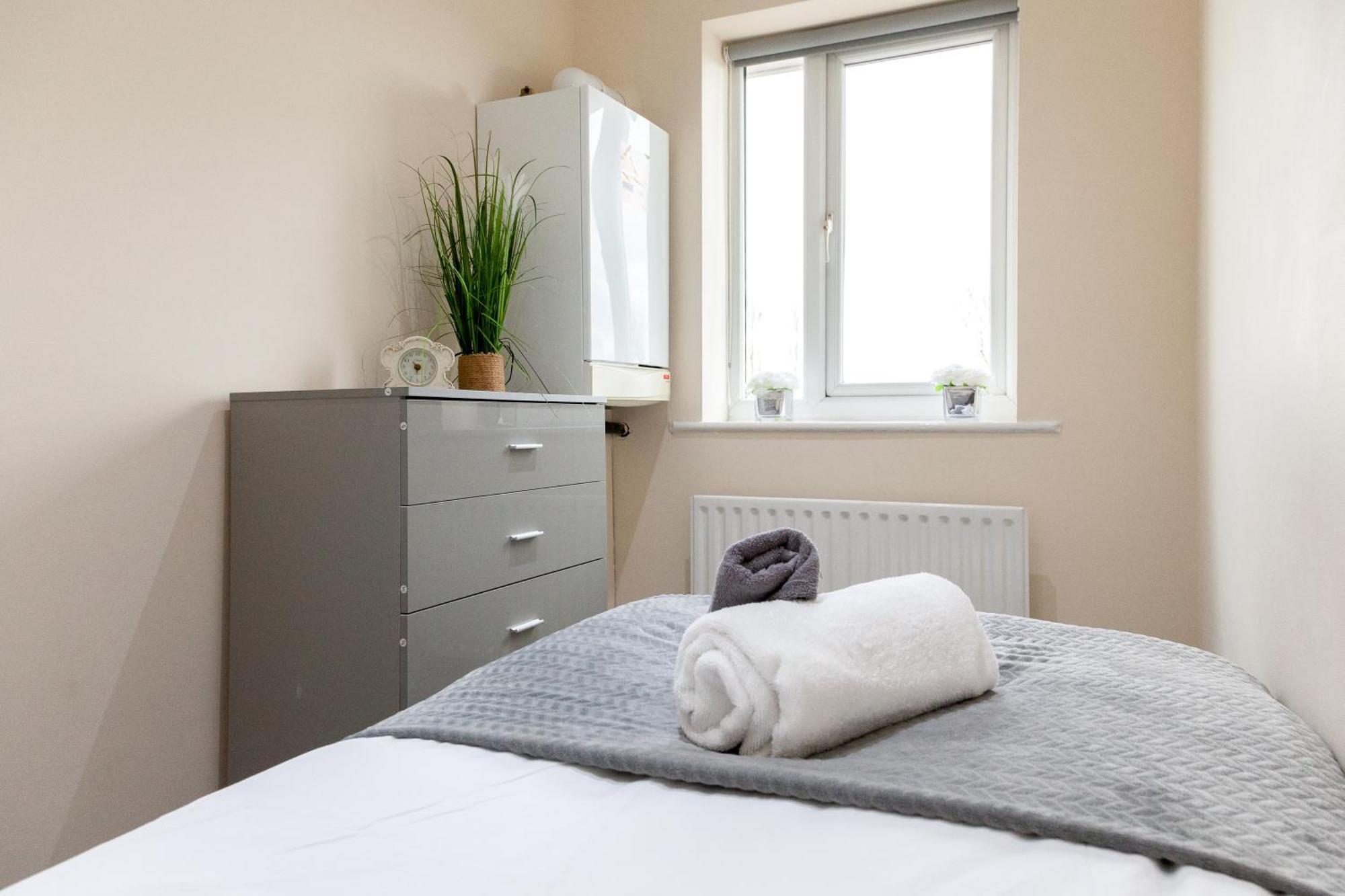 Pinfold Court Apartments Ноусли Экстерьер фото