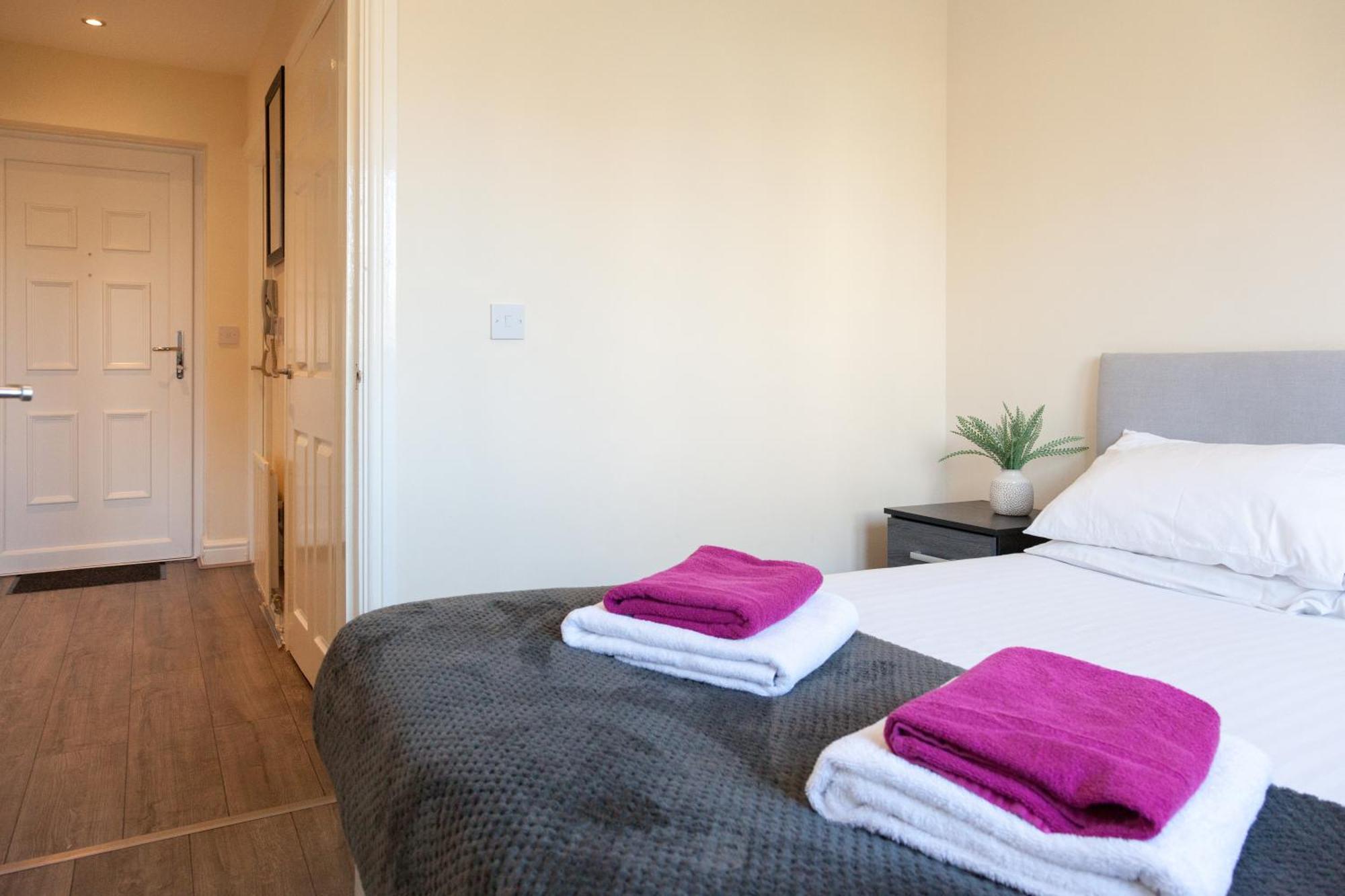 Pinfold Court Apartments Ноусли Экстерьер фото