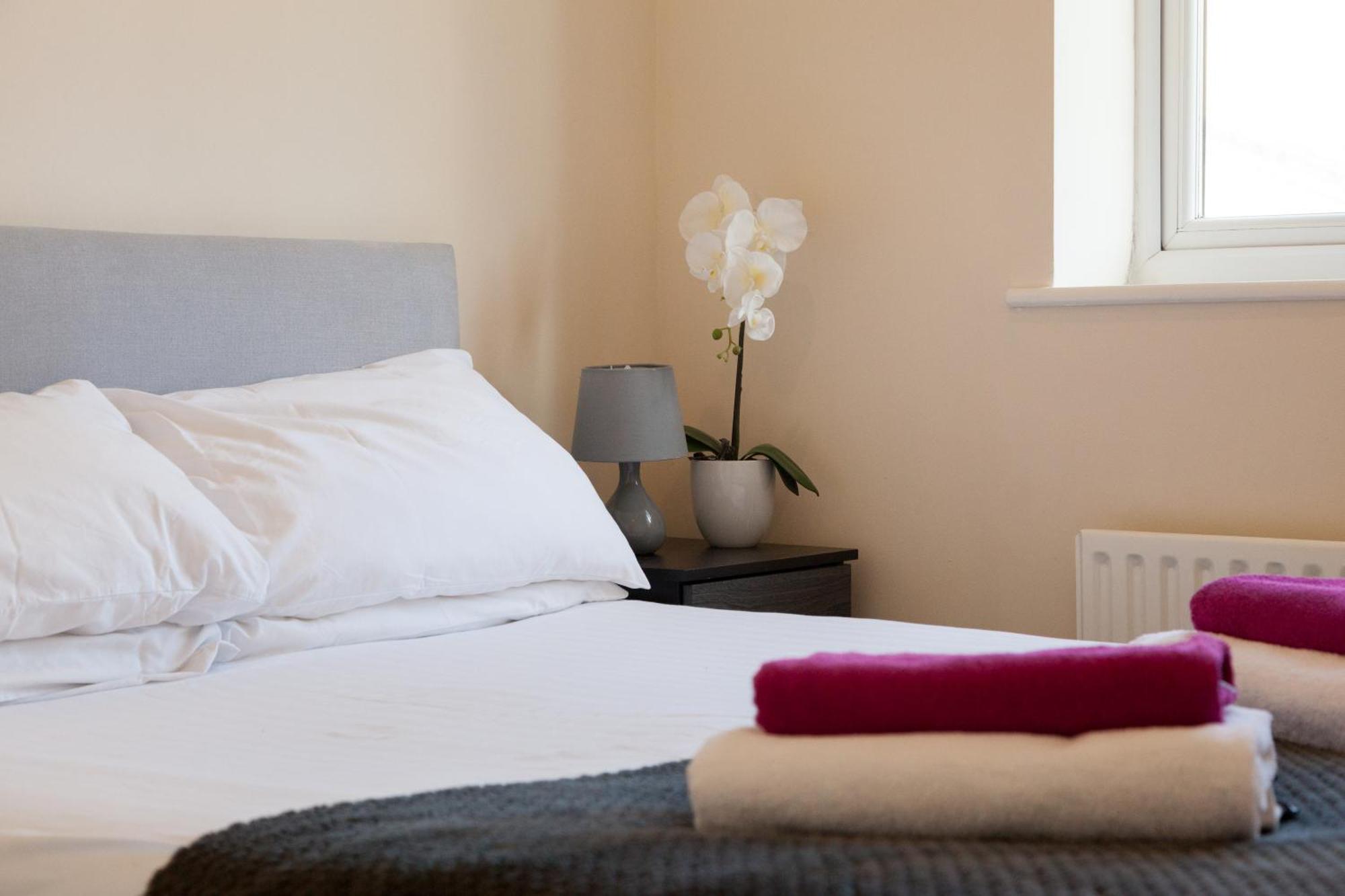 Pinfold Court Apartments Ноусли Экстерьер фото